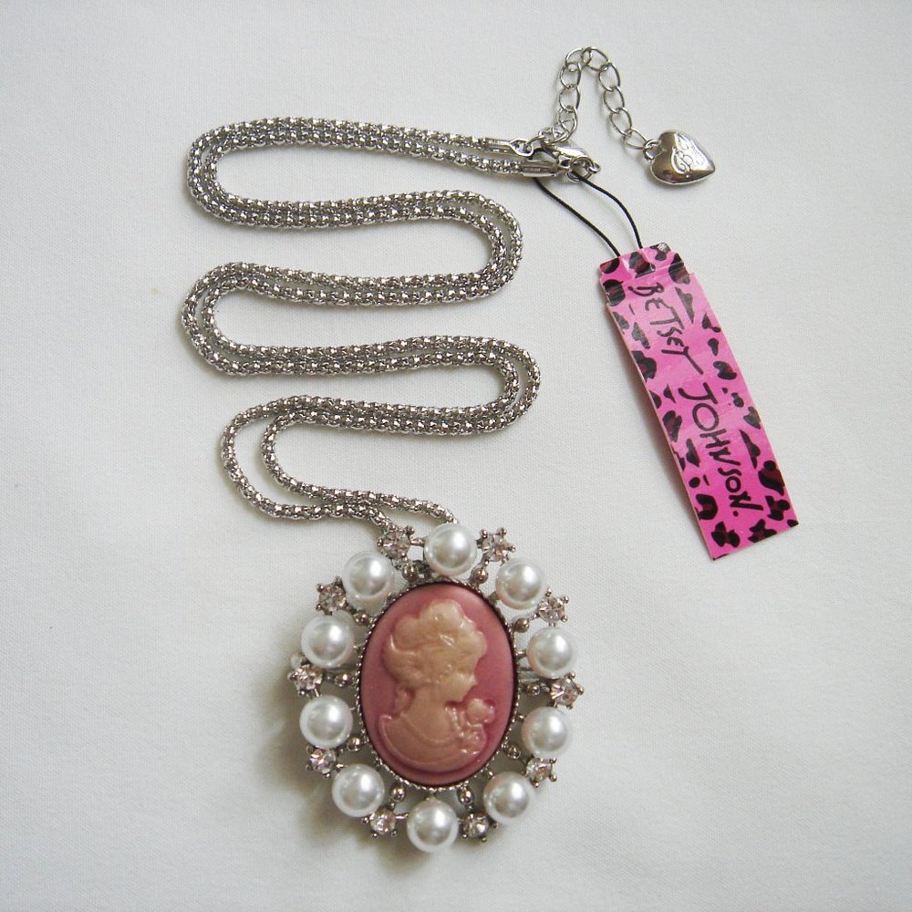 BETSEY JOHNSON PINK CAMEO NECKLACE BROOCH